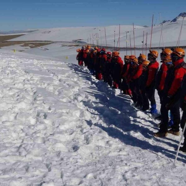 Van'da çığ tatbikatı sırasında arama-kurtarma çalışmaları-4