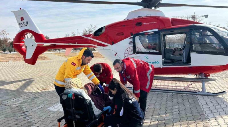 Van'da Karda Kapalı Yol Nedeniyle Hamile Kadın Helikopterle Nakledildi 1