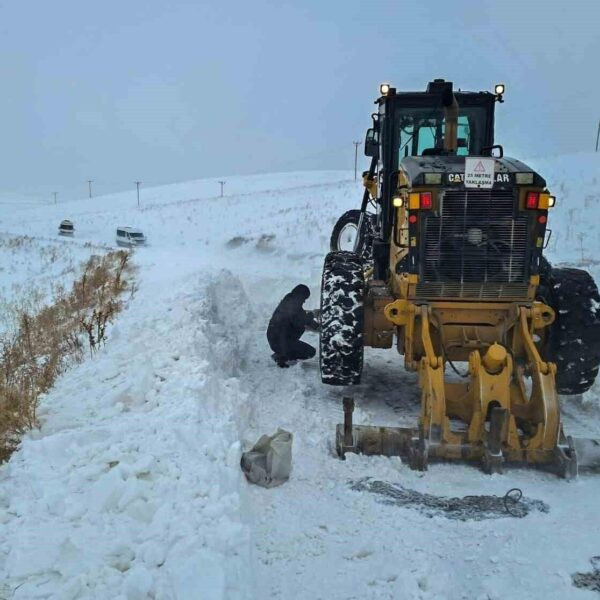 Van'da tipi ve kar nedeniyle mahsur kalan servis araçları.-1