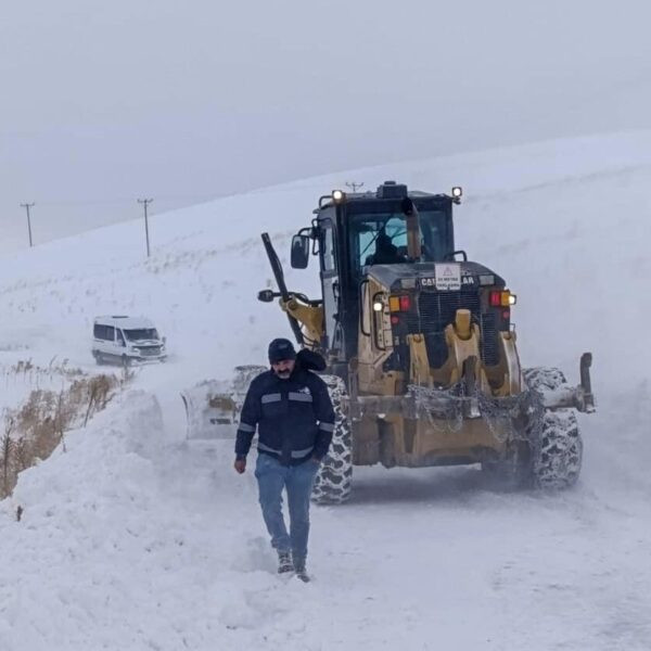 Van'da tipi ve kar nedeniyle mahsur kalan servis araçları.-3