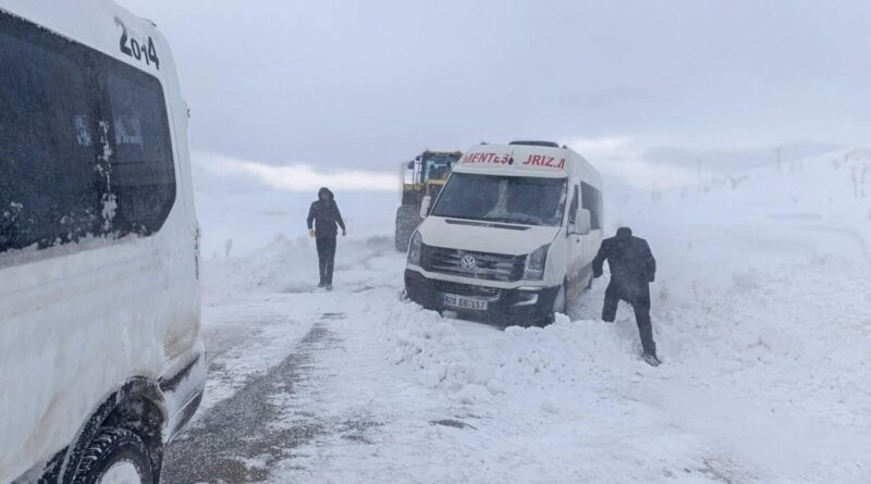 Van'da Tipi ve Kar Yağışı Nedeniyle Mahsur Kalanlar Kurtarıldı 1