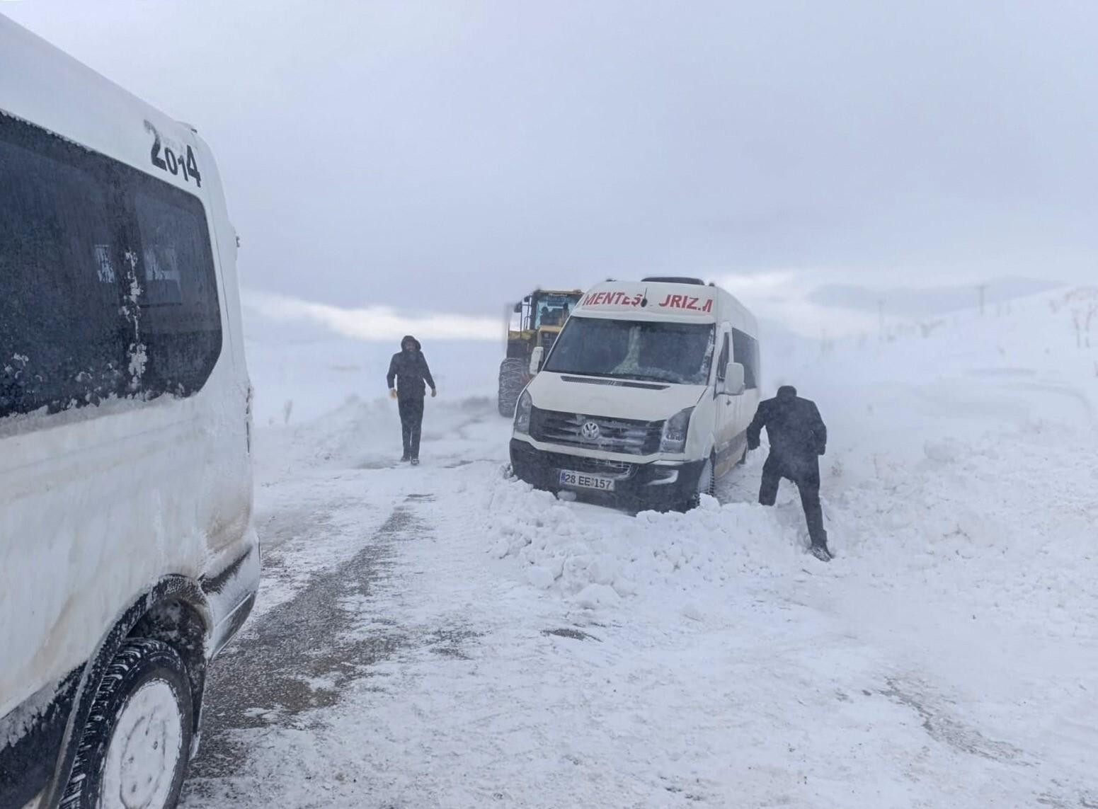 Van’da Tipi ve Kar Yağışı Nedeniyle Mahsur Kalanlar Kurtarıldı