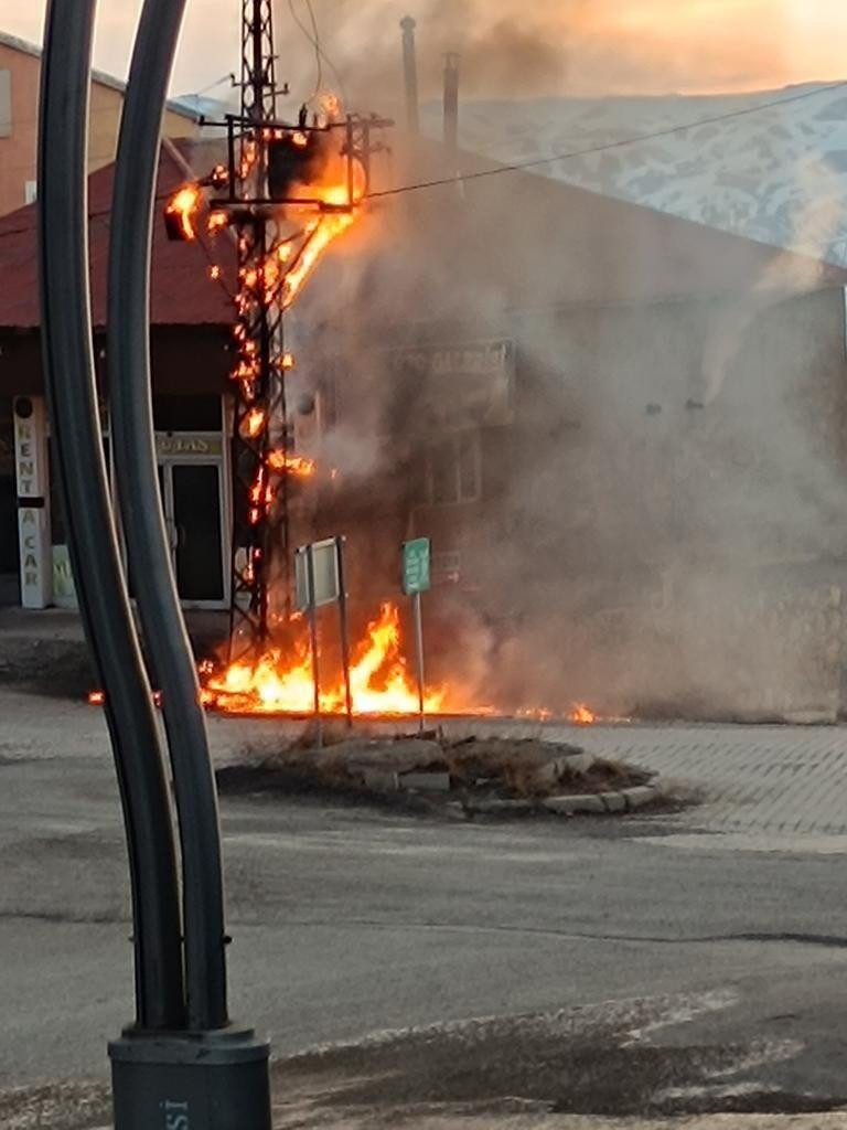 Van’ın Başkale İlçesinde Elektrik Direğinde Yangın