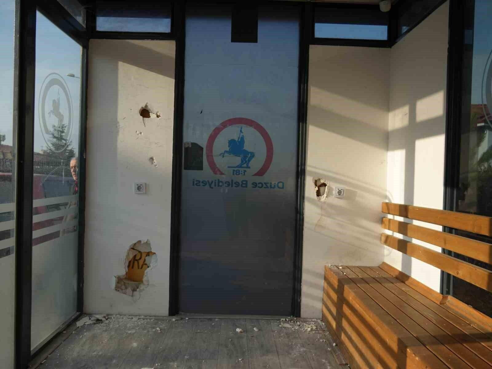 Vandallar Düzce’deki Otobüs Duraklarını Hedefine Alıyor