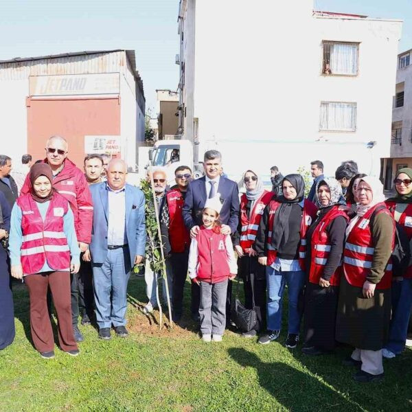 Vatandaşlar depremzedelerin anısına fidan dikme etkinliğinde