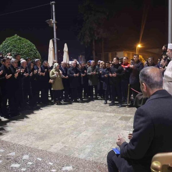 Vatandaşlar Köprübaşı'nda saygı duruşunda bulundu-6