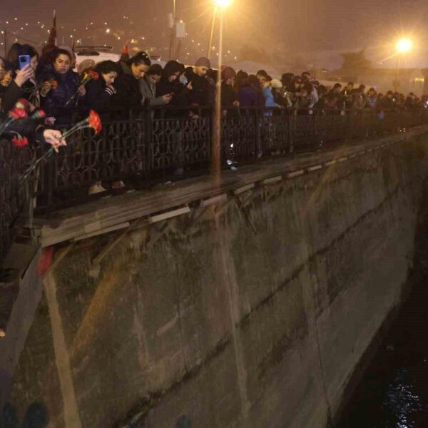 Vatandaşlar Köprübaşı'nda saygı duruşunda bulundu-8