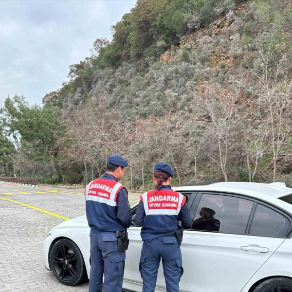 Vatandaşlar ve çocuklar, Dilek Yarımadası Büyük Menderes Deltası Milli Parkı'nda doğa yürüyüşü yapıyor-2