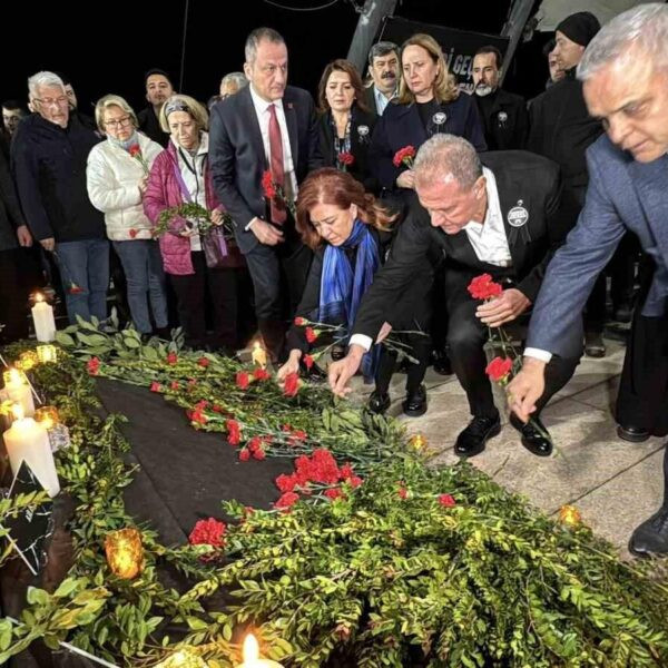 Vatandaşlar ve yetkililer deprem nedeniyle saygı duruşunda bulundular.-3