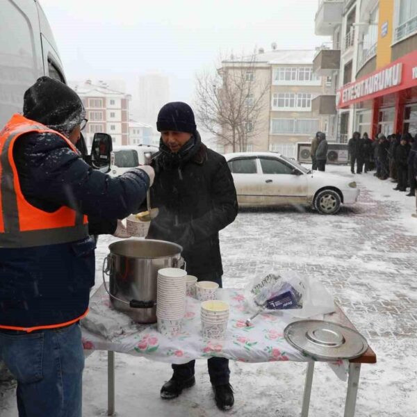 Vatandaşların ucuz et almak için Et ve Süt Kurumu önünde oluşturduğu uzun kuyruk-1