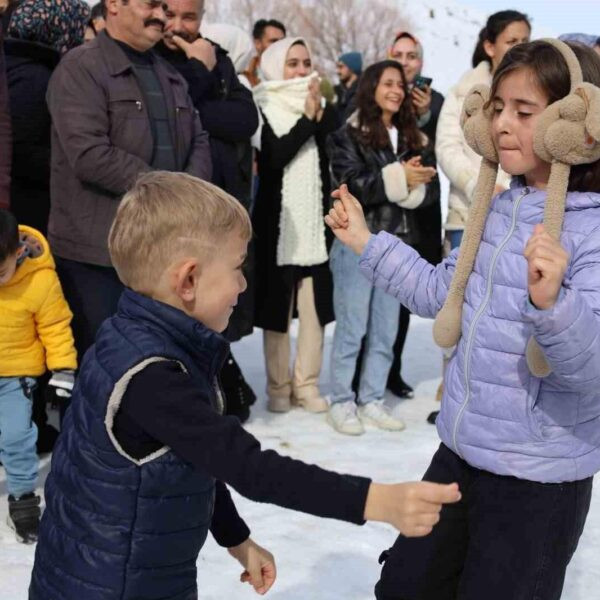 Yahyalı Belediyesi tarafından düzenlenen Kar Şenliği'nde vatandaşlar eğleniyor.-3
