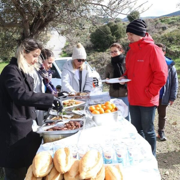 Yaka Ormanı'nda yürüyüş yapan grup-2