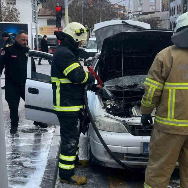 Yangın bölgesinde itfaiye ekipleri