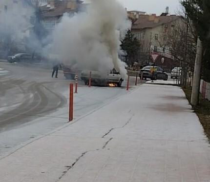 Yangın nedeniyle araç kullanılamaz hale geldi