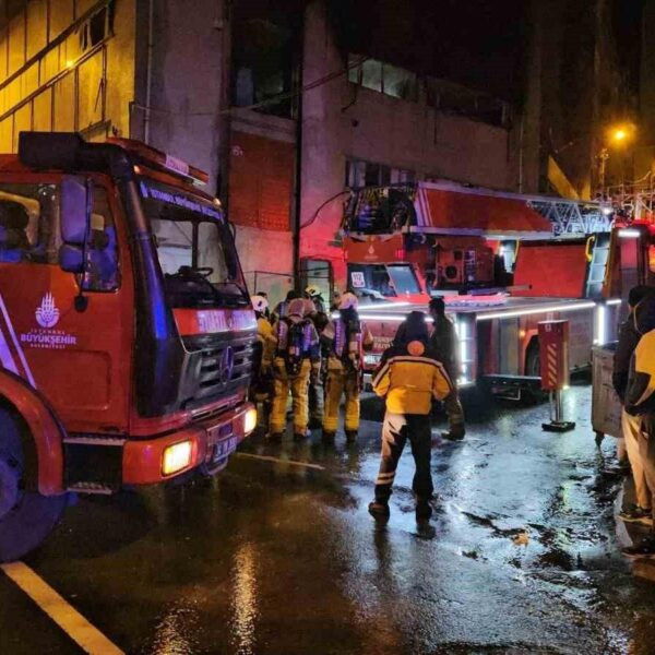 Yangın sonrası itfaiye ekiplerinin çalışması-3