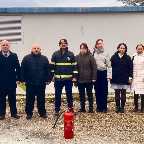 Yangın tatbikatı sırasında personelin güvenli bir şekilde tahliye edilmesi-1