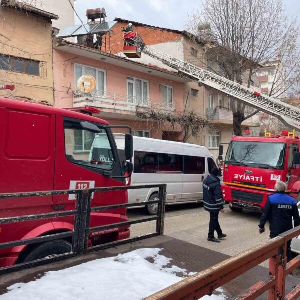 Yangına müdahale eden itfaiye ekipleri