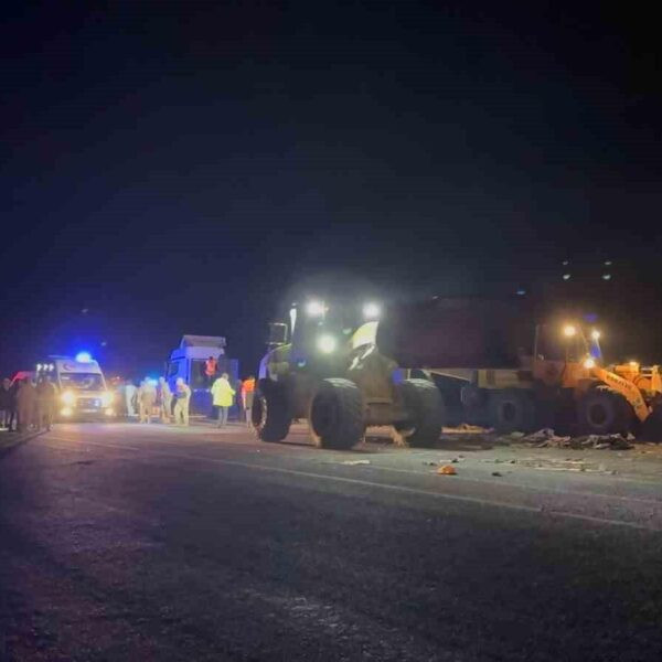 Yaralı göçmenlerin ambulansa alınması-3