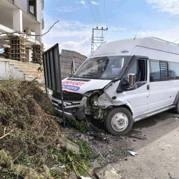 Yaralılar ambulansla hastaneye kaldırılıyor-2