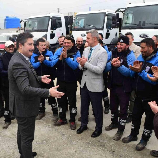 Yenişehir Belediye Başkanı Ercan Özel, Temizlik İşleri Müdürlüğü çalışanlarıyla şantiyeyde.-3