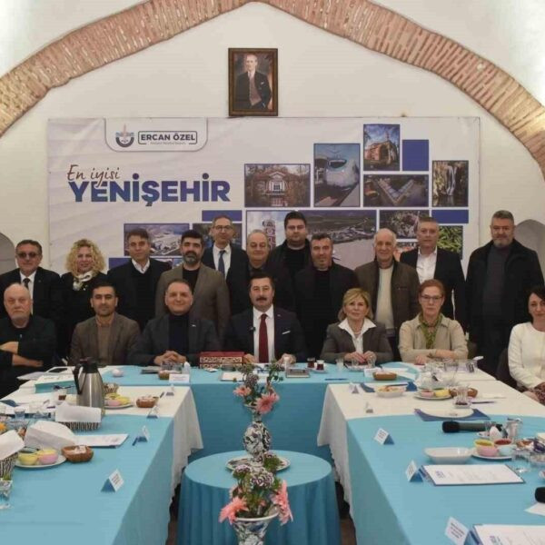 Yenişehir'in tarihi yapılarını inceleyen katılımcılar-2