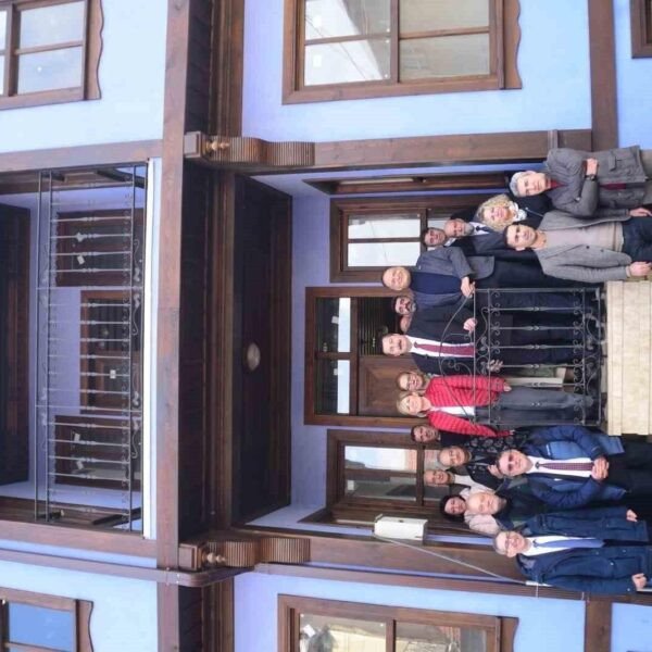 Yenişehir'in tarihi yapılarını inceleyen katılımcılar-4