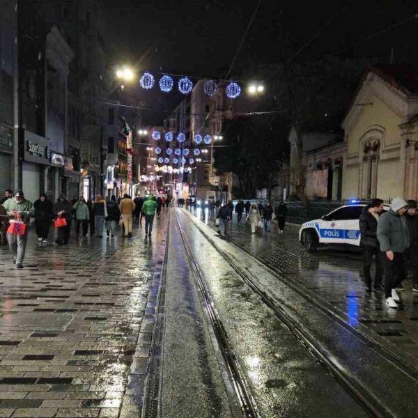 Yerli ve yabancı turistlerin kar yağışı sırasında fotoğraf çektiği Taksim-2