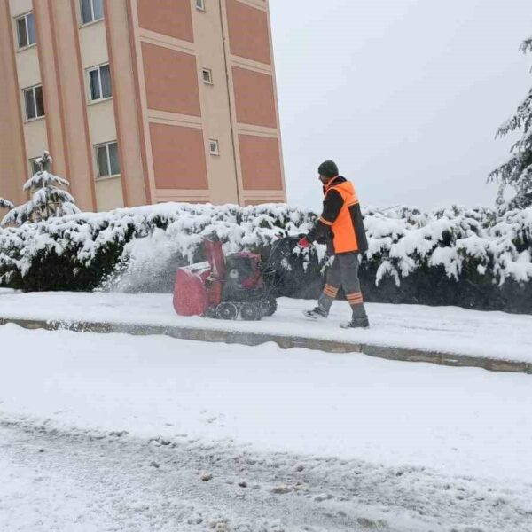 Yeşilyurt Belediyesi ekipleri karla mücadelede-1