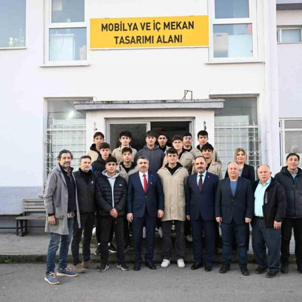 Yıldırım Belediye Başkanı Oktay Yılmaz, Mimar Sinan Mesleki ve Teknik Anadolu Lisesi'ndeki öğrencileri kütüphane ve spor kompleksi gibi sosyal olanaklara davet ediyor.-2