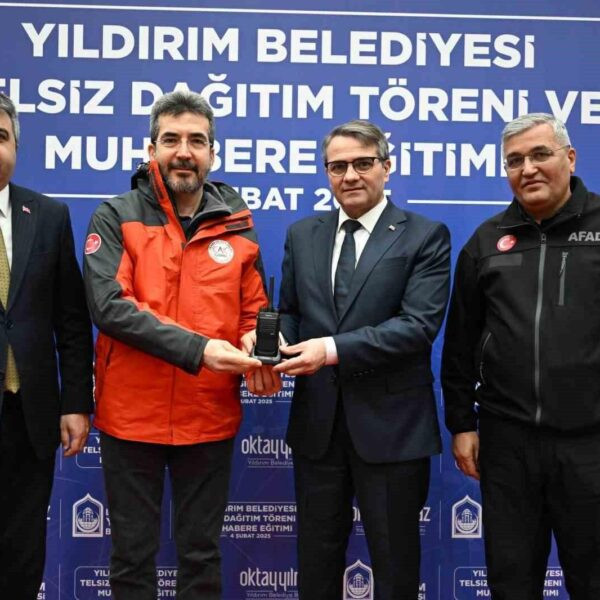 Yıldırım Belediye Başkanı Oktay Yılmaz telsiz dağıtımı yapıyor.-1