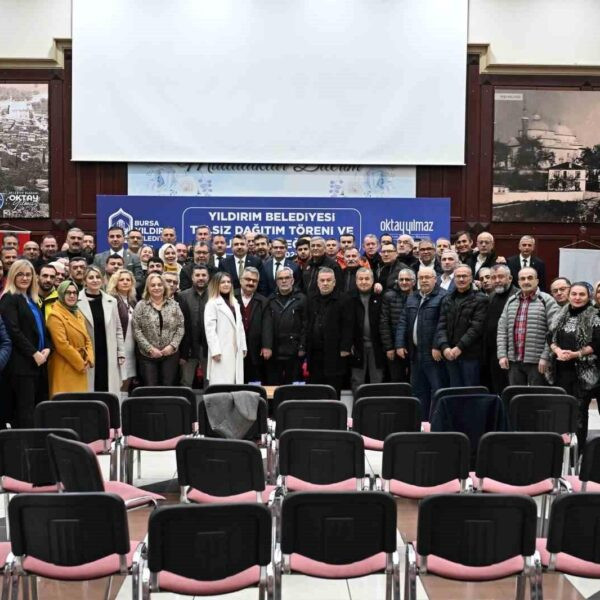 Yıldırım Belediye Başkanı Oktay Yılmaz telsiz dağıtımı yapıyor.-3