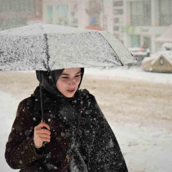 Yoğun kar yağışı Muş'un sokaklarını kapladı.-13