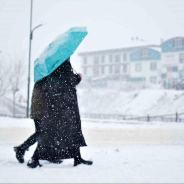 Yoğun kar yağışı Muş'un sokaklarını kapladı.-3