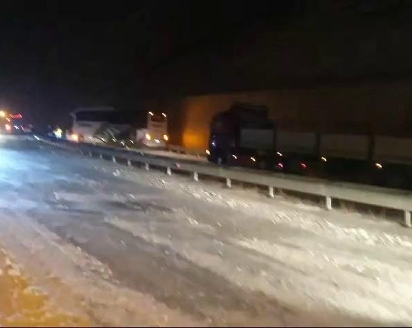 Yoğun kar yağışı nedeniyle araçların ilerlemekte güçlük çektiği Sivas'ın Gürün ilçesinde Kayseri-Malatya karayolu-3