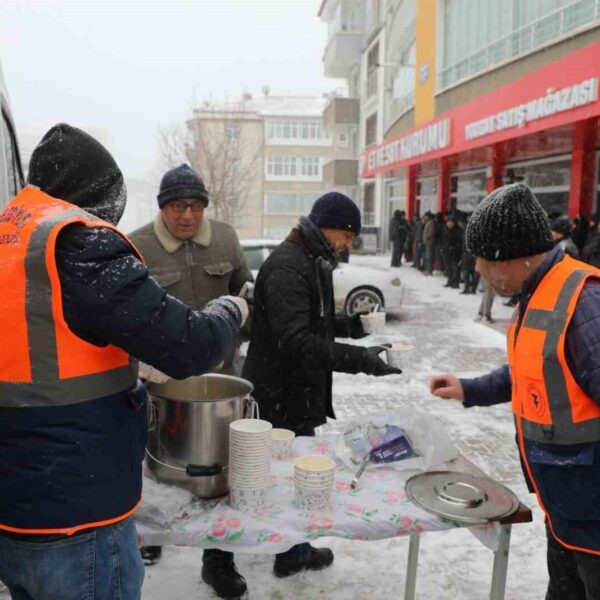 Yozgat Belediyesi tarafından çorba ikramı yapılan vatandaşlar-2