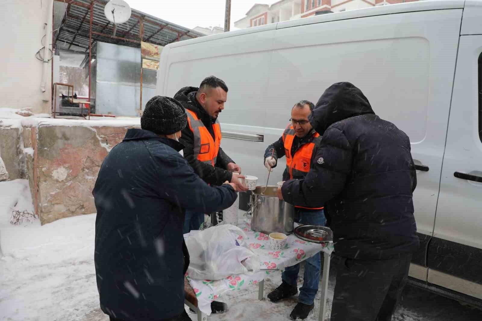 Yozgat Belediyesi, Ucuz Et Alarak Sıra Bekleyen Vatandaşlara Sıcak Çorba İkram Etti