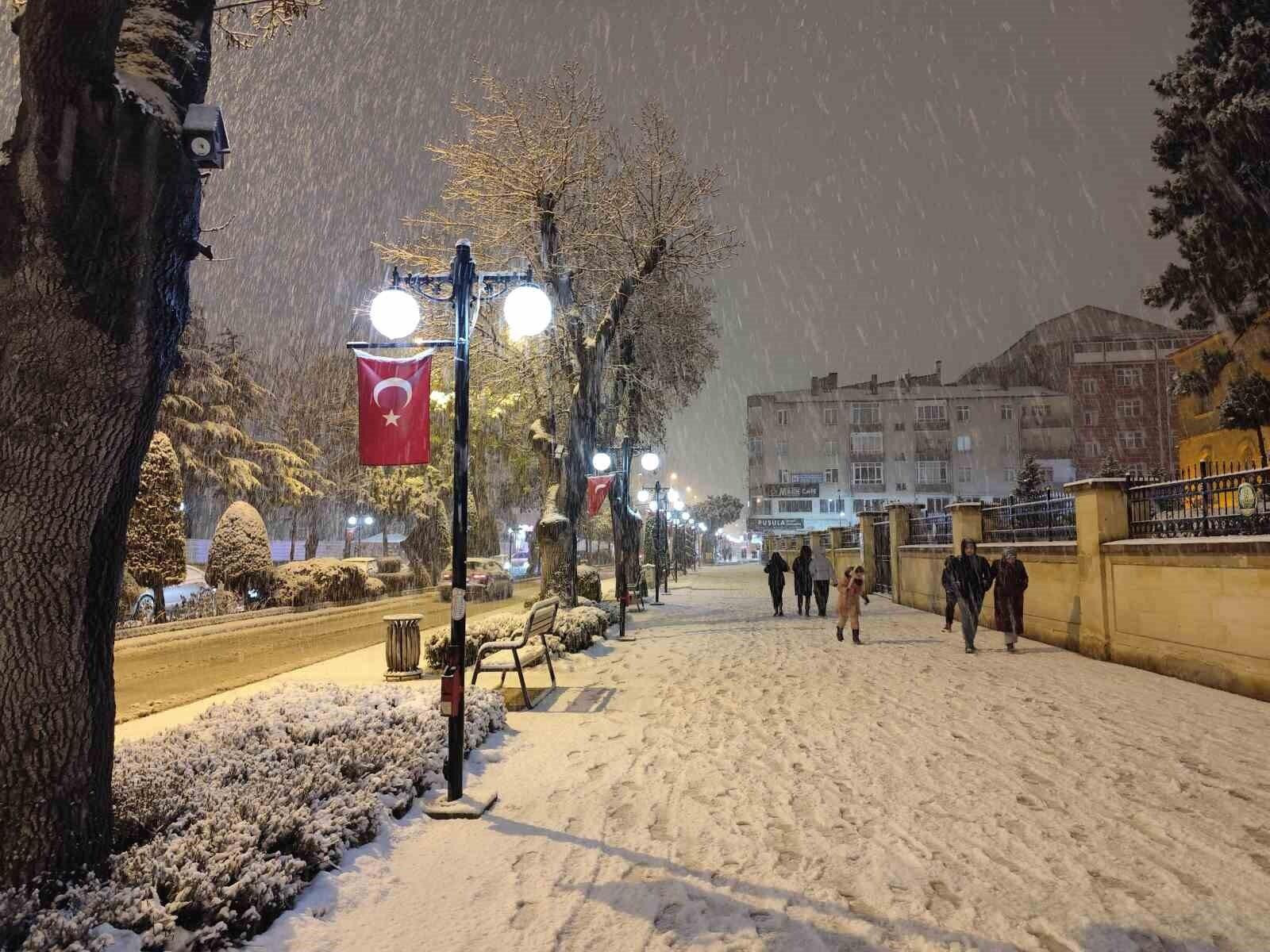 Yozgat’ı Beyazladı: Şehrin Işııklarıyla Bir Araya Gelen Kar Yağışı Mutluluğu