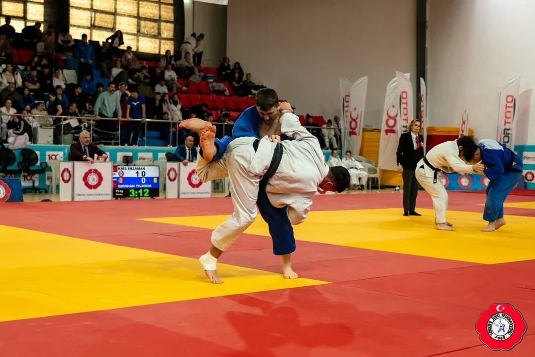 Yunusemre Belediyespor’un Judocu Emin Levent Yelkenci, Ankara’da Altın Madalya Kazandı