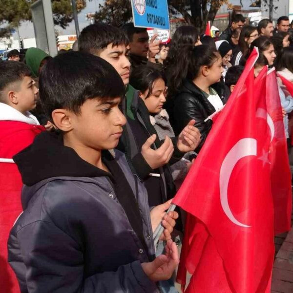 Yürüyüşe katılan öğretmen ve öğrenciler