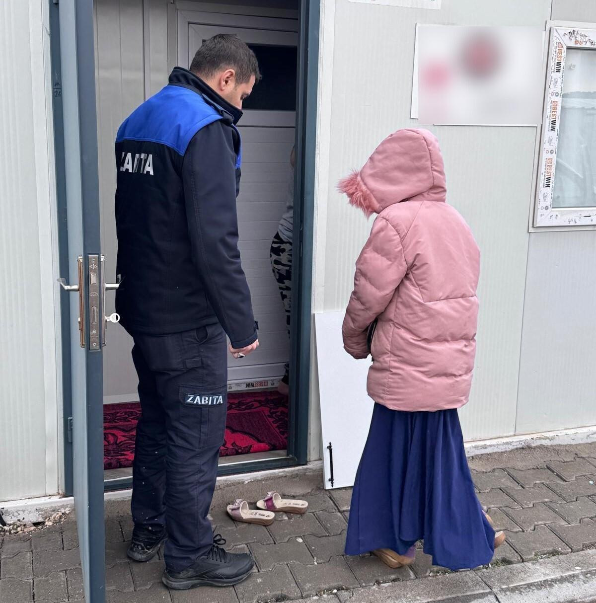 Zabıta ekipleri, dilendirilen çocukları ailelerine teslim etti