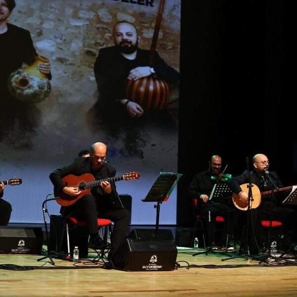 3 Hisar grubu üyeleri sahnede-2