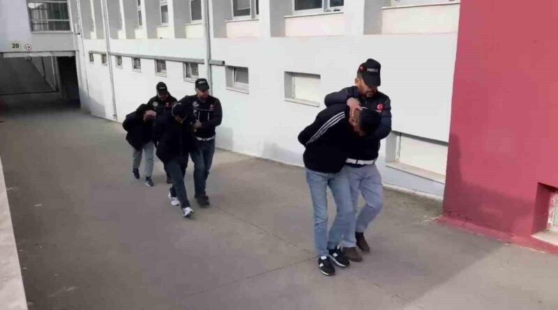 Adana'da Narkotik Polisleri 57 Torbacı Yakalayarak Büyük Uyuşturucu Operasyonu Yaptı 1