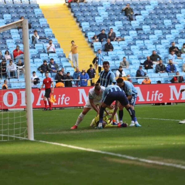 Adana Demirspor kalecisi Vedat Karakuş ambulansla hastaneye kaldırılıyor.-1