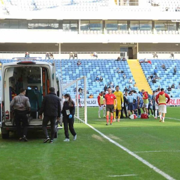 Adana Demirspor kalecisi Vedat Karakuş ambulansla hastaneye kaldırılıyor.-3