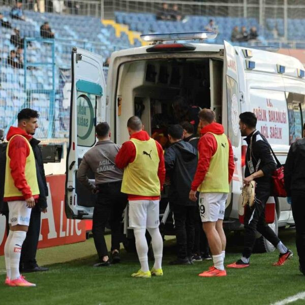 Adana Demirspor kalecisi Vedat Karakuş ambulansla hastaneye kaldırılıyor.-5