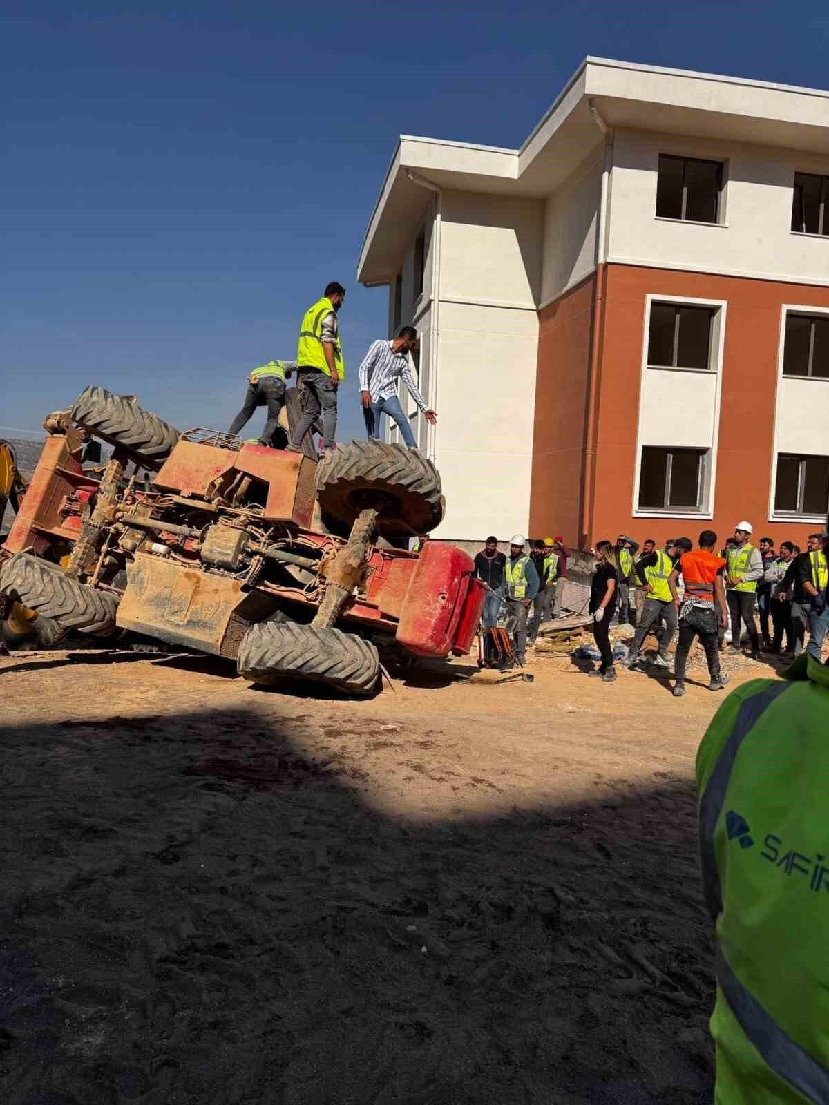 Adıyaman’da iş makinesi devrildi: 1 yaralı