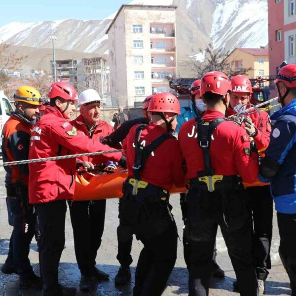 AFAD personeli ve öğrenciler bir deprem tatbikatı sırasında-1