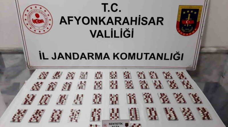 Afyonkarahisar'da Araçla Uyuşturucu Taşıyıcı S.Ö. Jandarmanın Operasyonu ile Yakalandı 1