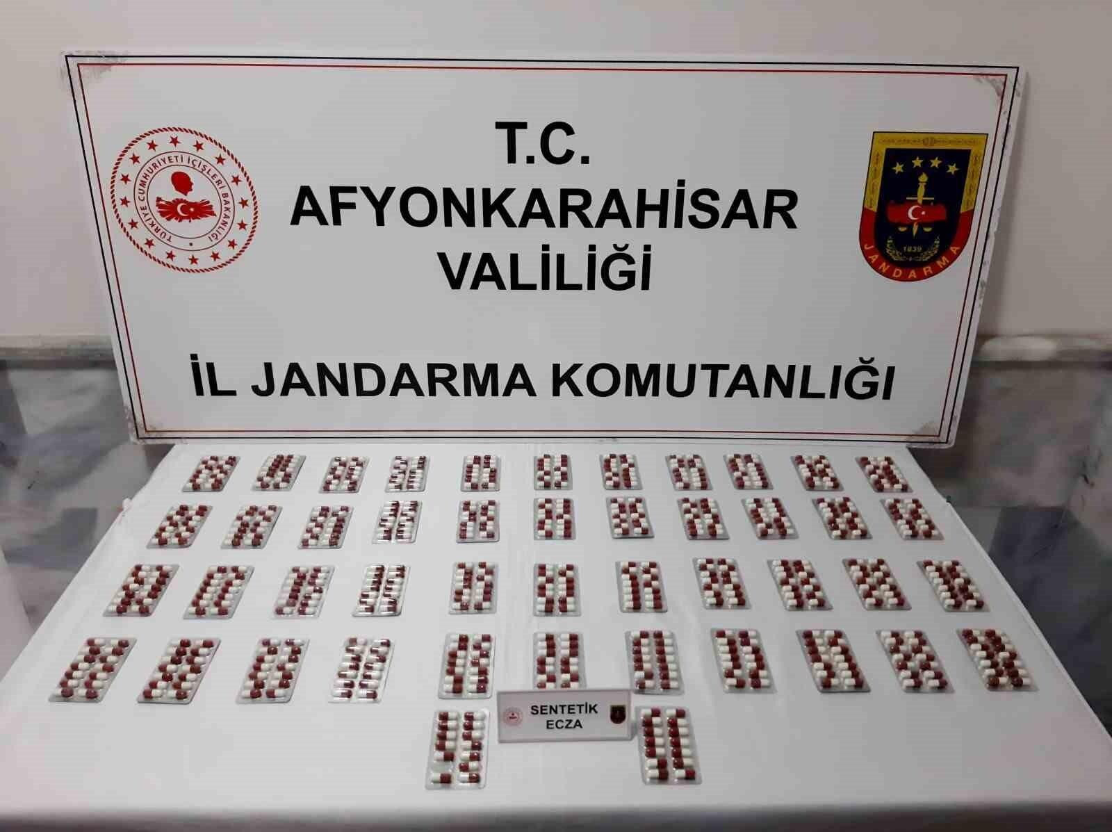 Afyonkarahisar’da Araçla Uyuşturucu Taşıyıcı S.Ö. Jandarmanın Operasyonu ile Yakalandı