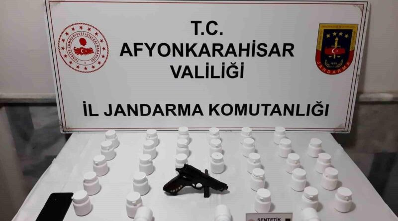 Afyonkarahisar'da Jandarma 1813 Uyuşturucu Hapı ve Ruhsatsız Tabanca ile Zehir Tacirini Yakaladı 1